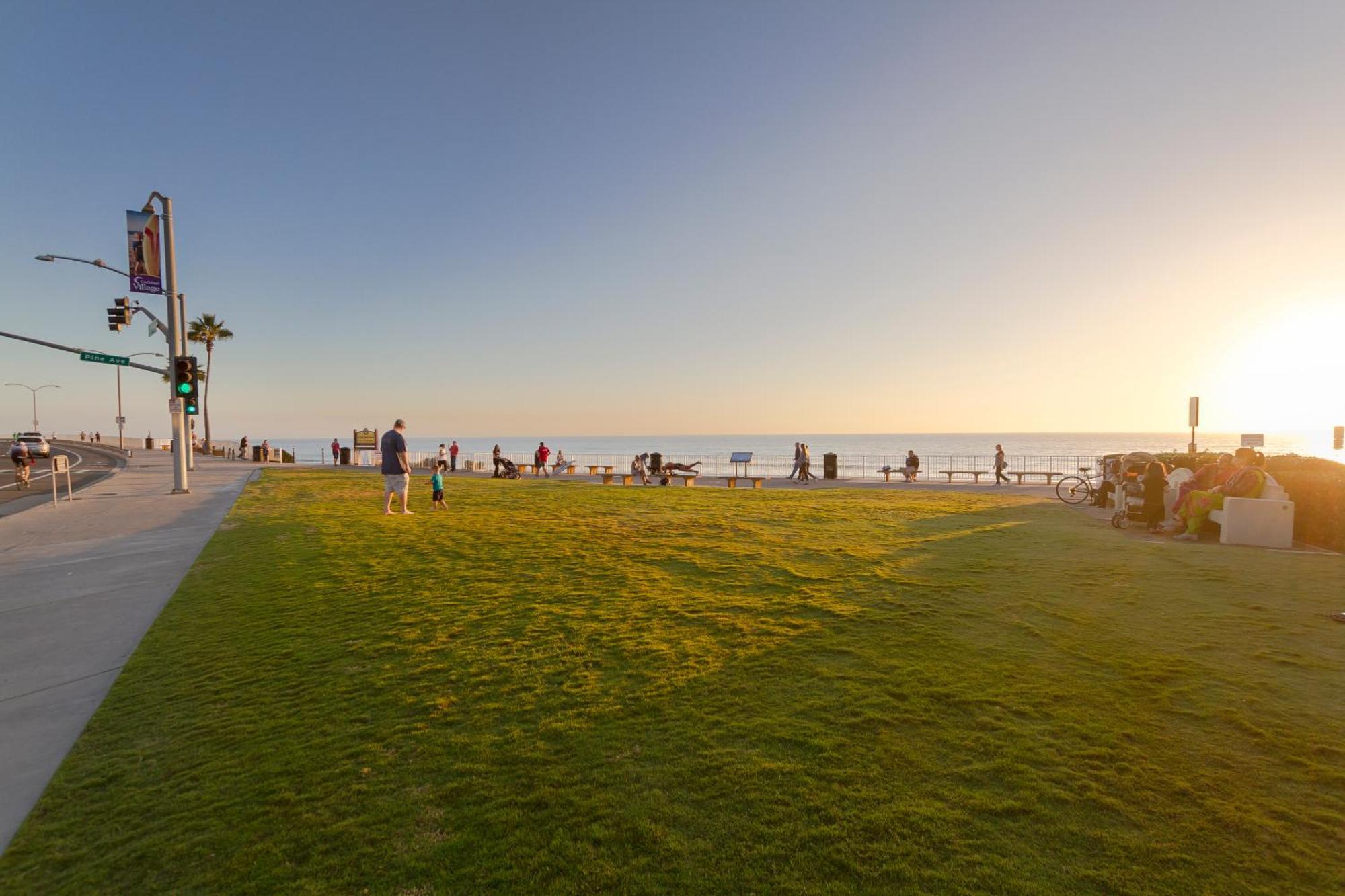 Walk To The Beach - Outdoor Dining - Spacious Villa Carlsbad Exterior photo